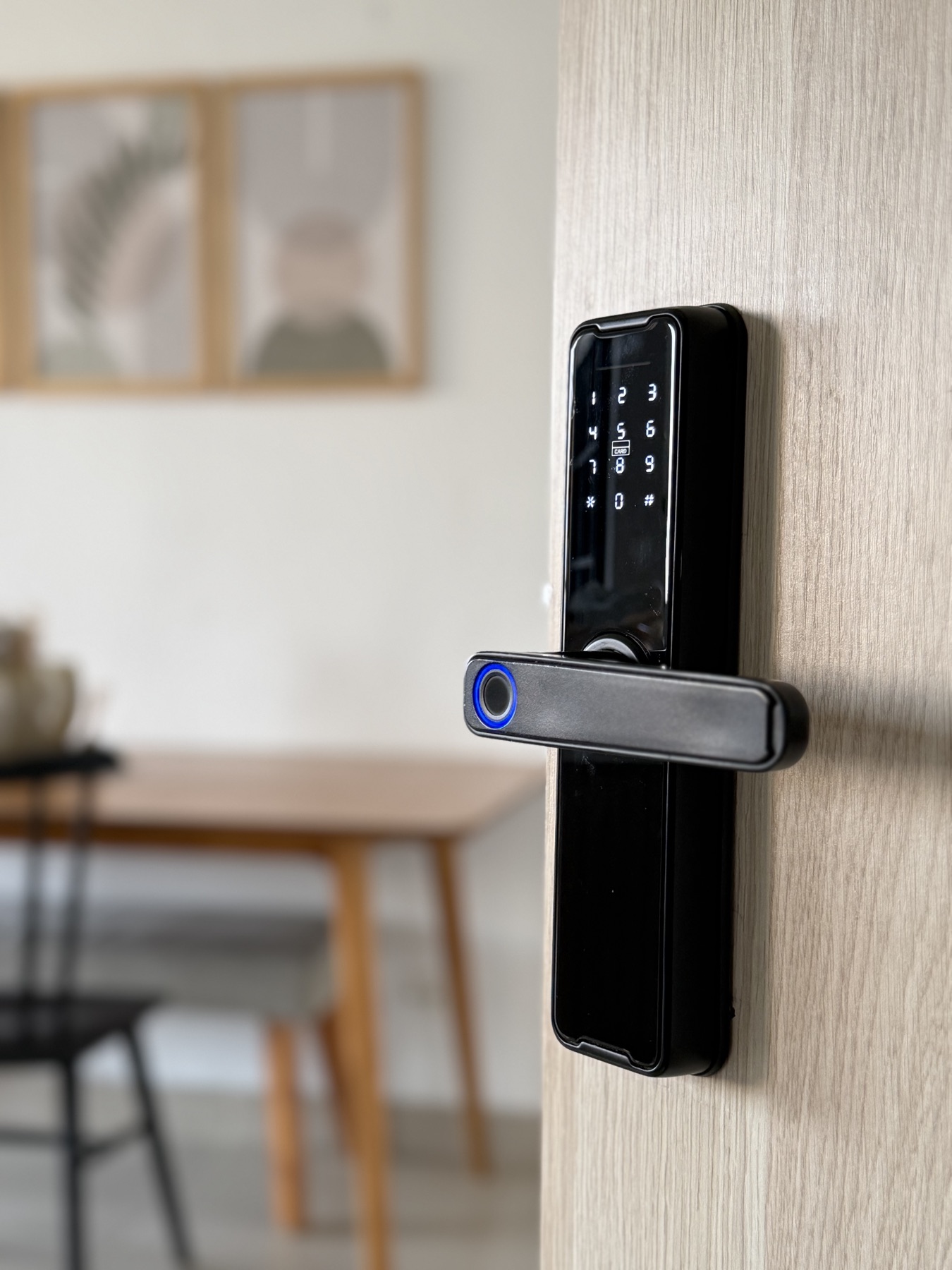 Cerradura inteligente ONA instalada en una puerta de madera clara